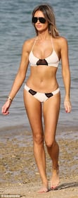 Georgina Dorsett sexy bomba in spiaggia 2