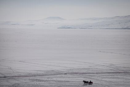 Turchia, sul lago ghiacciato corrono le slitte a cavalli 15