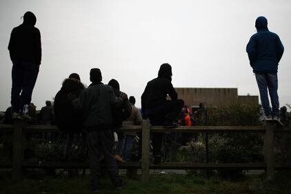 Migranti abbandonano il campo profughi di Calais 17