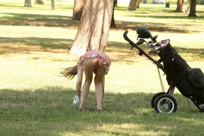 Alicia Arden hot mentre gioca a golf 1