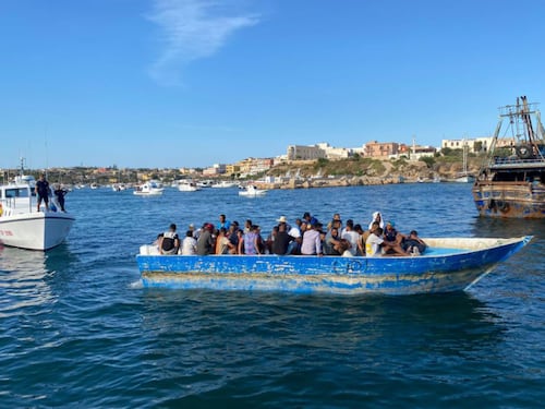 Sbarchi senza fine, i centri di accoglienza sono al collasso. "Nessun segno dalla Lamorgese"