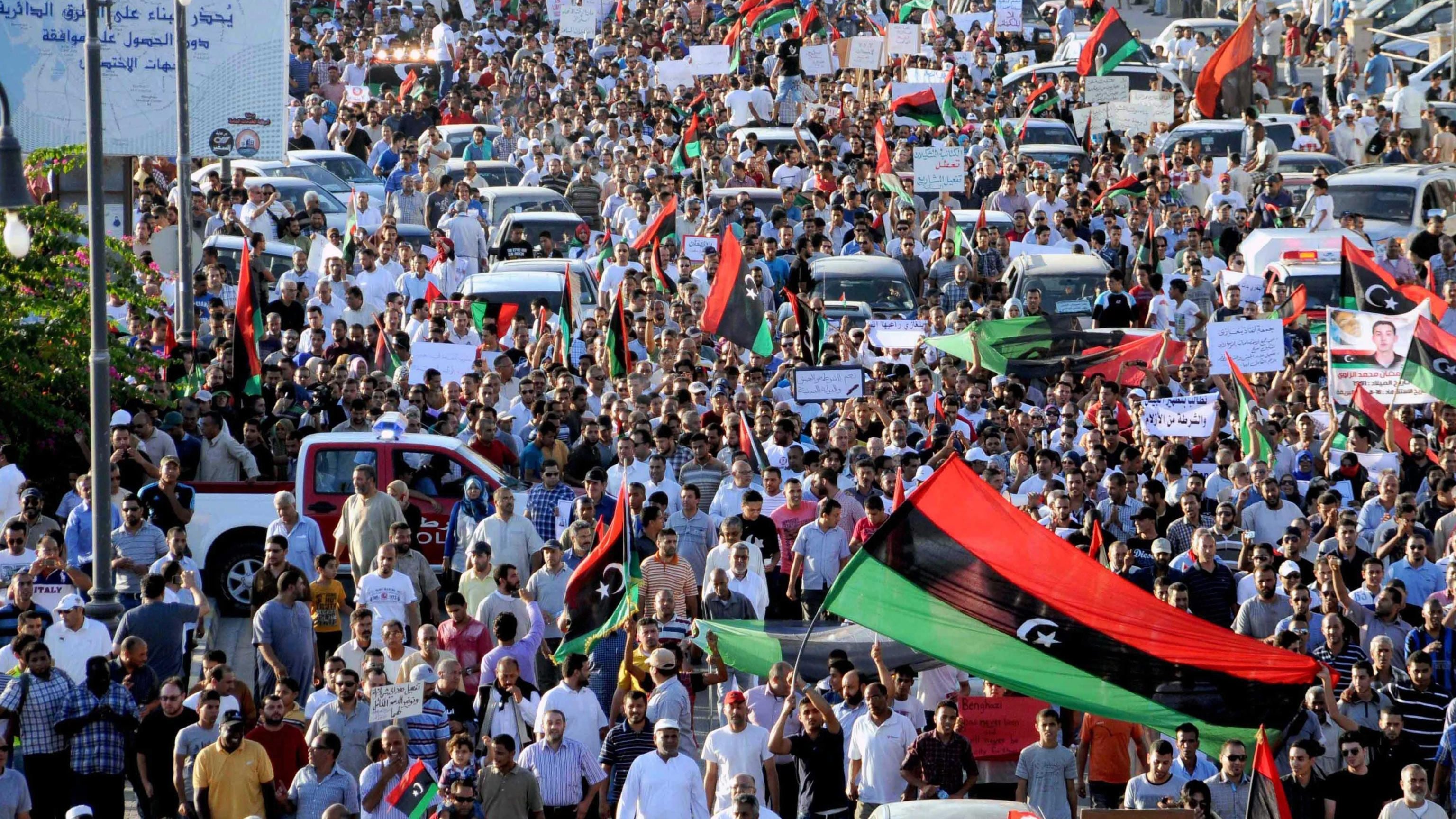 I libici si ribellano ai fanatici dell'islam: folla contro i miliziani