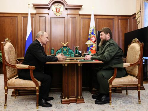 Putin torna a minacciare. "Armi nucleari avanzate". Kiev più vicina alla Nato