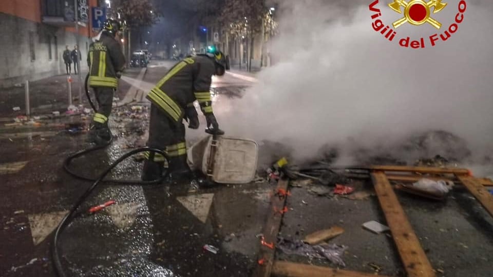 Via Gola, caposquadra dei vigili: "Quella notte in 5 contro 100"