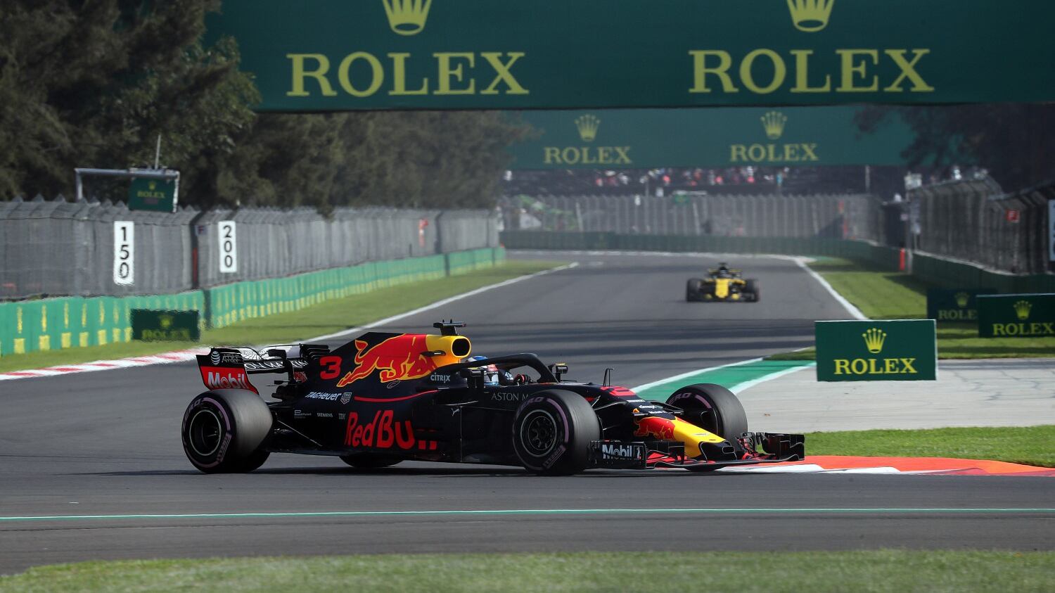 È uno show in lattina. Ricciardo pole dispetto