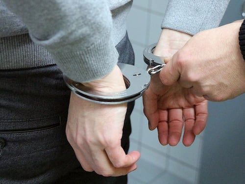 Prima le lancia in faccia l’acido, poi la accoltella