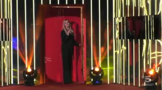 Gf Vip, Lory Del Santo entra nella Casa. Ma non tutti i concorrenti sono felici