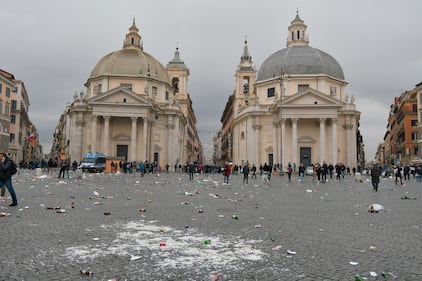 Roma, 400 ultras dell'Eintracht hanno invaso (e semidistrutto) la capitale 2