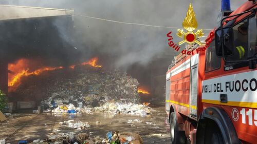 Pomezia, maxi incendio in deposito di plastica: popolazione evacuata 1