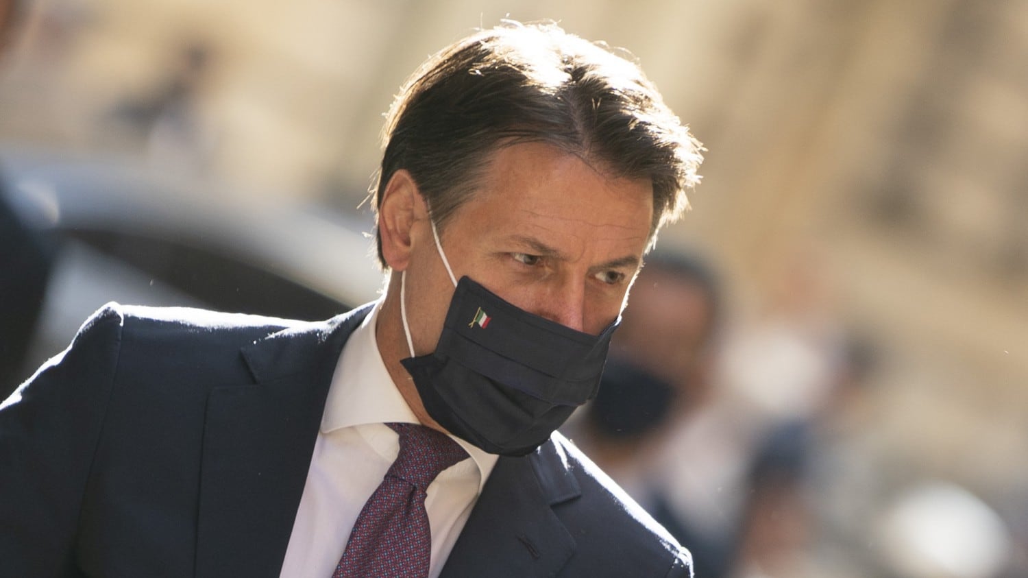 Il gel adesso fa tremare Conte. Mani "sporche" a Palazzo Chigi