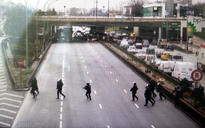 La polizia sul luogo del sequestro a Parigi 1