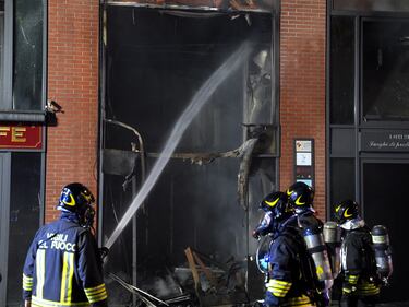Vigili del fuoco a lavoro per spegnere l'incendio in un magazzino cinese a Milano 12