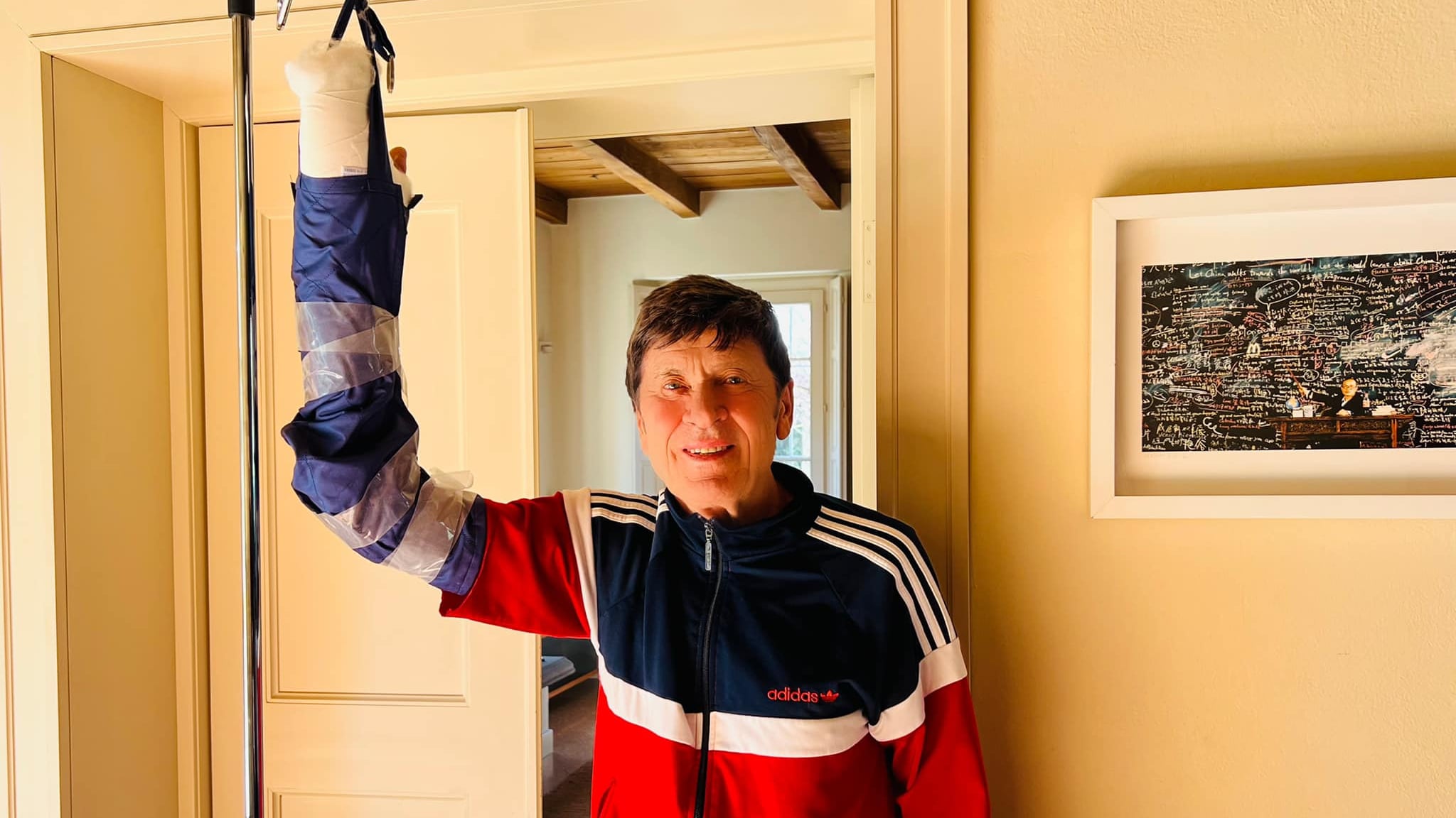 Nuovo intervento alla mano per Gianni Morandi: "Non è così semplice"