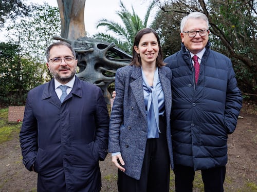 Schlein si fa incoronare anti Meloni dal Pse. Omaggia Matteotti e snobba il rivale Conte