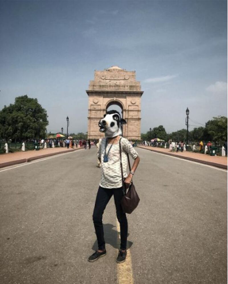 India, la protesta di un artista: "Le mucche sono più importanti delle donne" 4