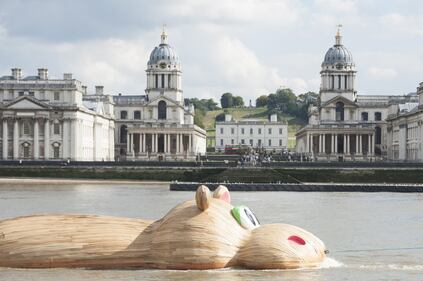 Londra, ippopotamo gigante naviga lungo il Tamigi 1