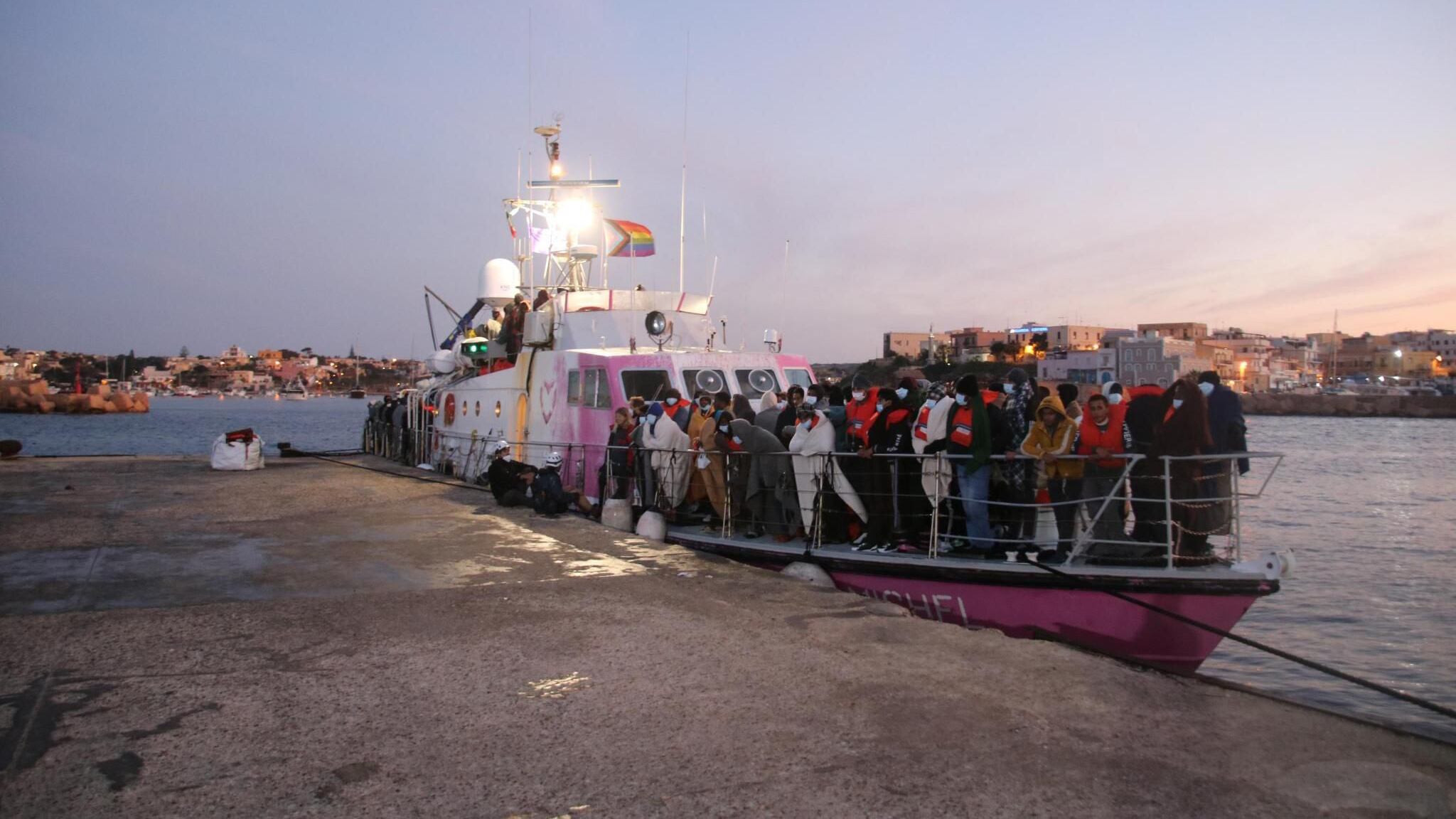 “Alberghi, colonie e case vacanze”. Ora i prefetti chiedono spazi per i migranti