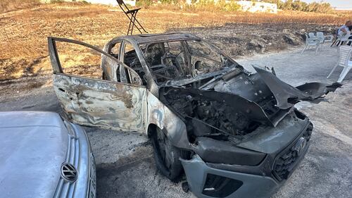 Macchine palestinesi date alle fiamme dai coloni 