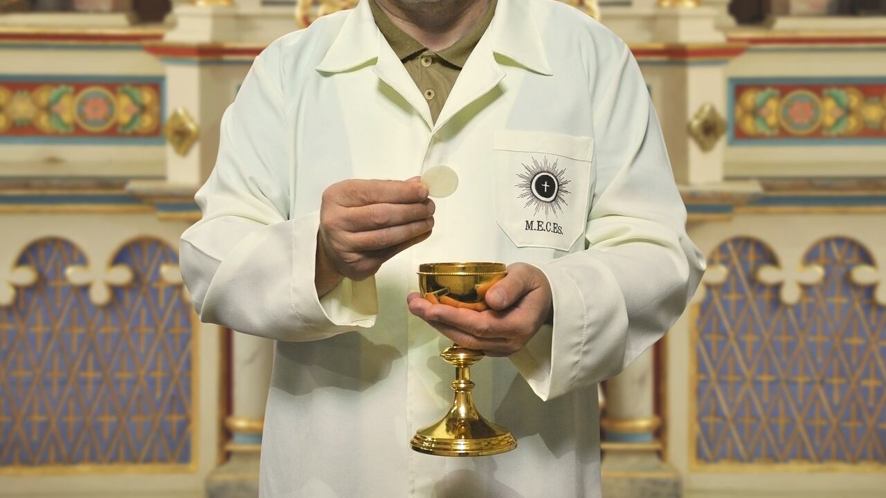 "Ho la gola secca...". E scoppia la rissa a Messa per un'ostia