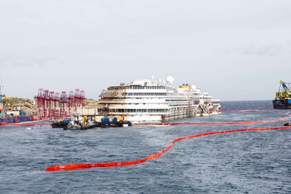 La Costa Concordia di nuovo in piedi 2