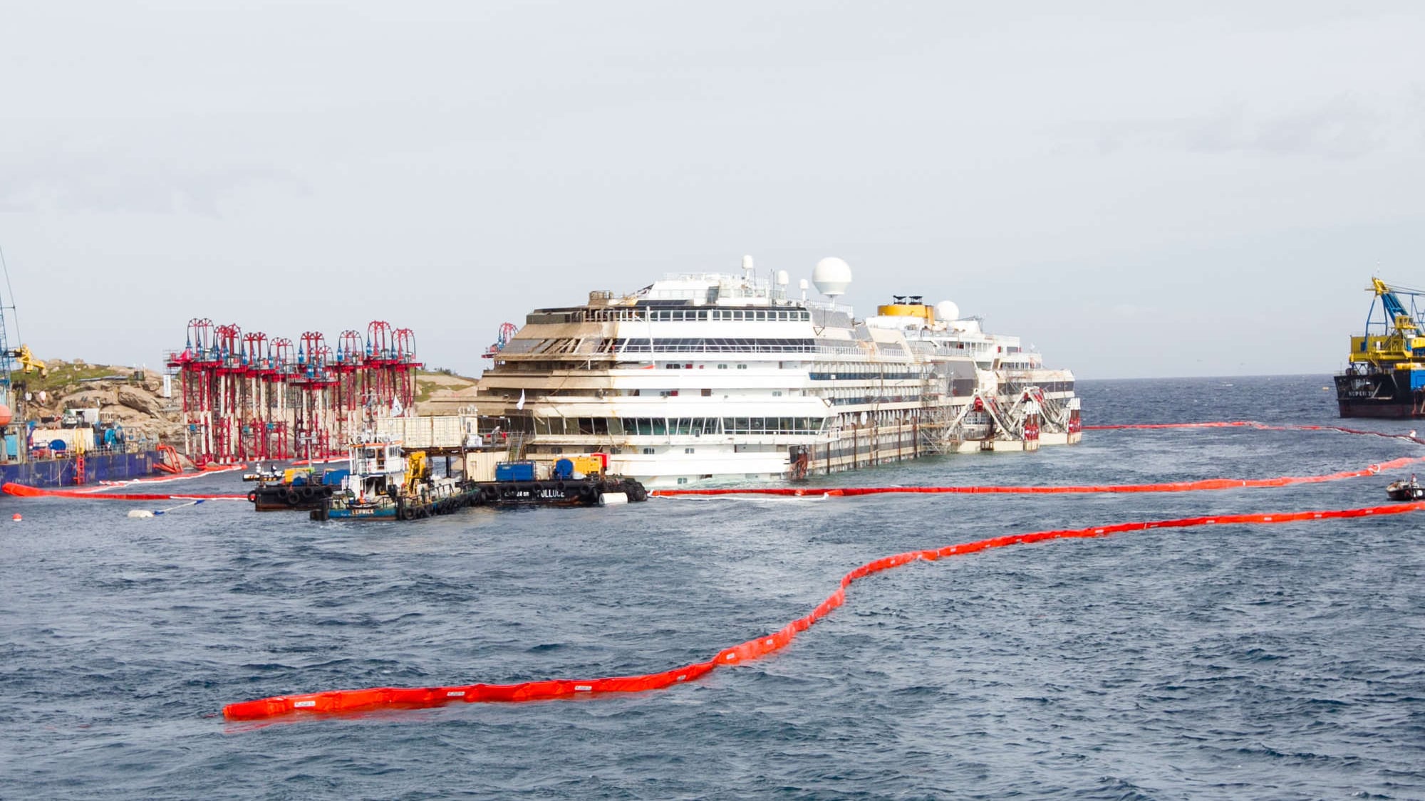 Concordia, il testimone: "Schettino accelerò con gli scogli a 20 metri"