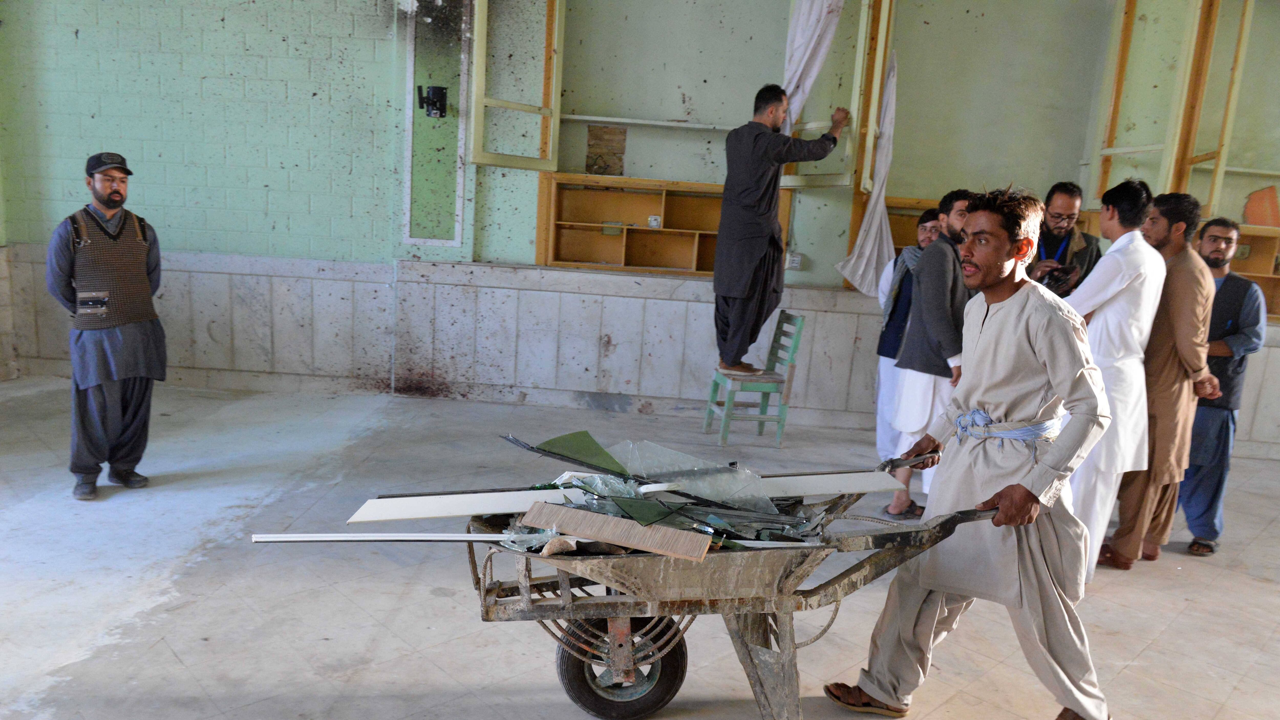 Attacco alla roccaforte talebana Kandahar. Kamikaze nella moschea sciita: 50 morti