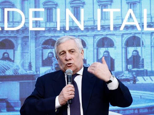 Spunta l'idea dei dazi in due tranche