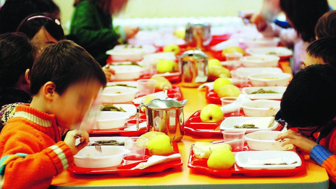 Guerra del cibo nelle mense: «È abbondante». «No, è poco»
