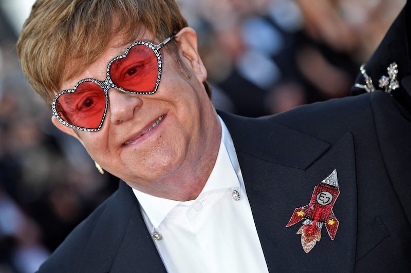 Elton John promuove "Rocket Man": foto 9