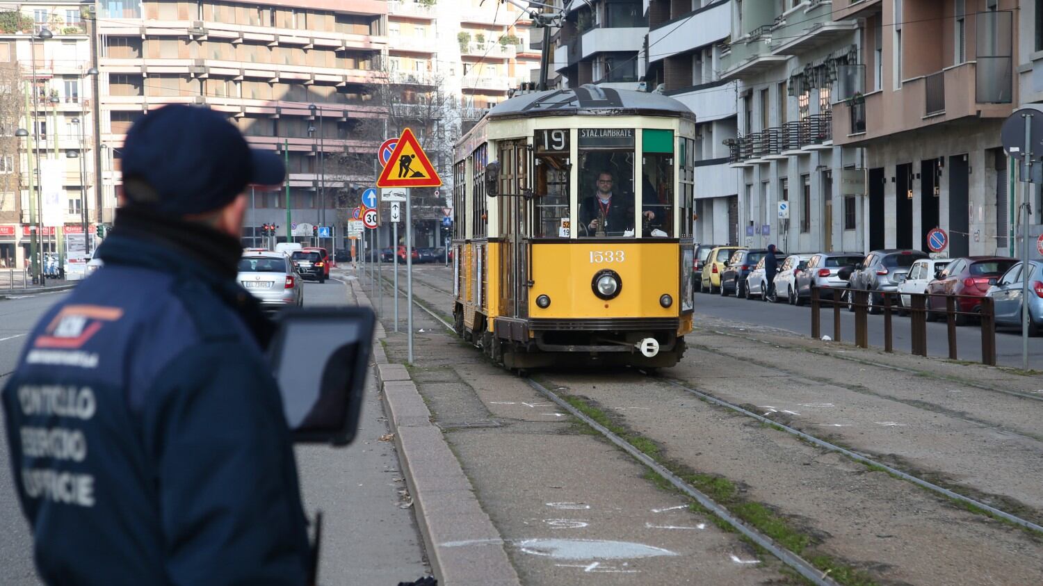 Attraversa i binari con le cuffiette: grave una donna travolta dal tram