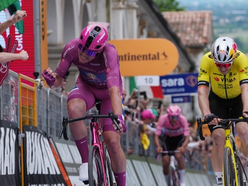 Giro d’Italia, finale al cardiopalma a Vicenza. Pedersen beffa Van Aert e Del Toro