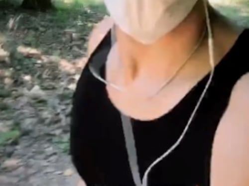 Luca Onestini va a correre con la mascherina. Piovono insulti