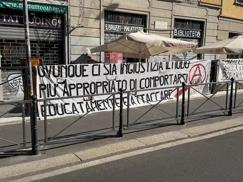 “Il modo più appropriato di comportarsi è attaccare”. Gli anarchici contro lo sgombero dell’occupazione di via Torricelli a Milano