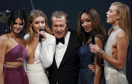 Gigi Hadid, la sexy modella sfreccia con Lewis Hamilton 8