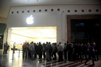 Tutti in coda agli Apple store 2