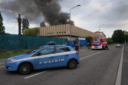 Milano, incendio in un deposito di rifiuti 7