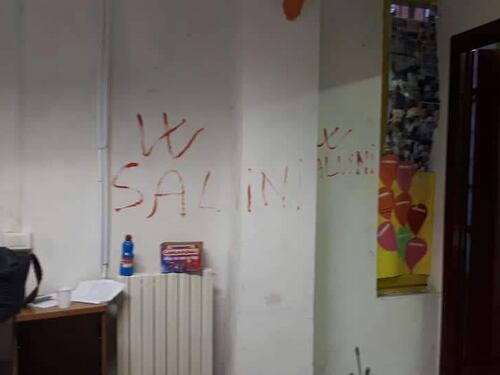 Svastiche e insulti nella scuola di cultura popolare di Milano