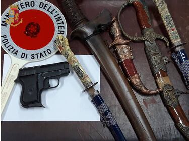 Taranto, pistola e spade nello scantinato di casa 3