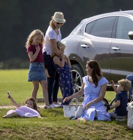 George e Charlotte giocano sull'erba 3