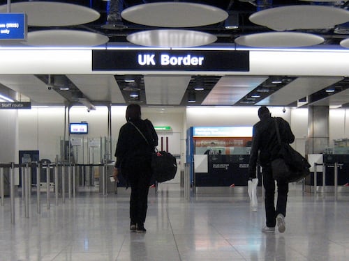 Visti falsi per 50.000 sterline: così i clandestini pachistani truffavano il Regno Unito (con il silenzio di Londra)