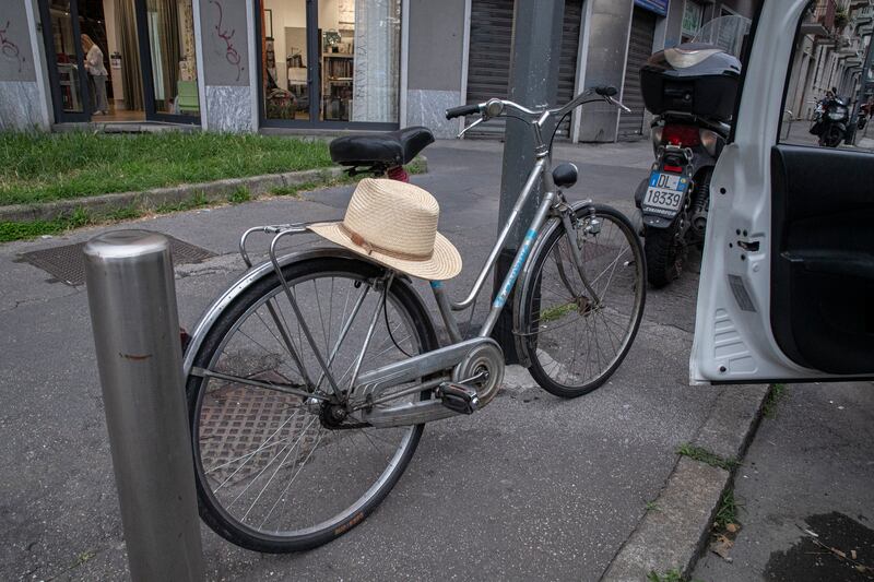 Ciclista investito da una moto a Milano: è gravissimo 7