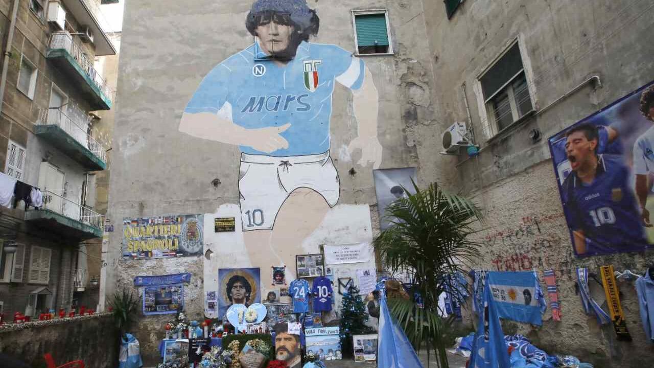 Gadget falsi sotto il murale di Maradona, le multe e poi le scuse
