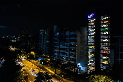 Singapore, il primo distributore automatico di auto di lusso 1
