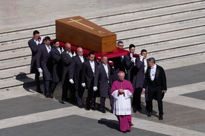 Il feretro in piazza San Pietro 6