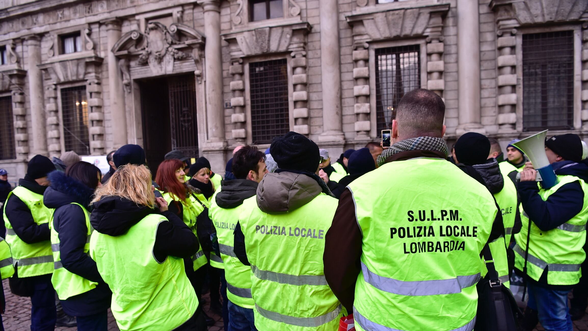 I vigili col gilet giallo rendono al Comune le pistole (giocattolo)
