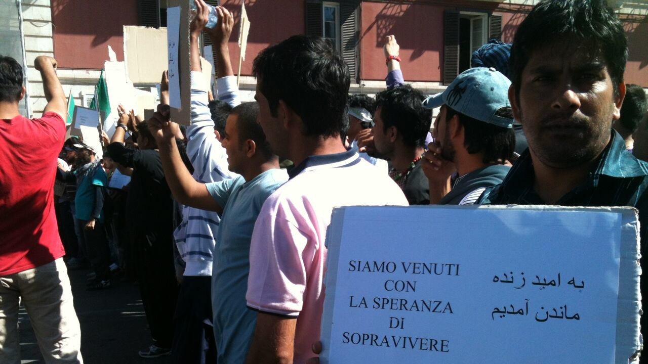 Immigrati in piazza a Bari: "Vogliamo andarcene da qui"