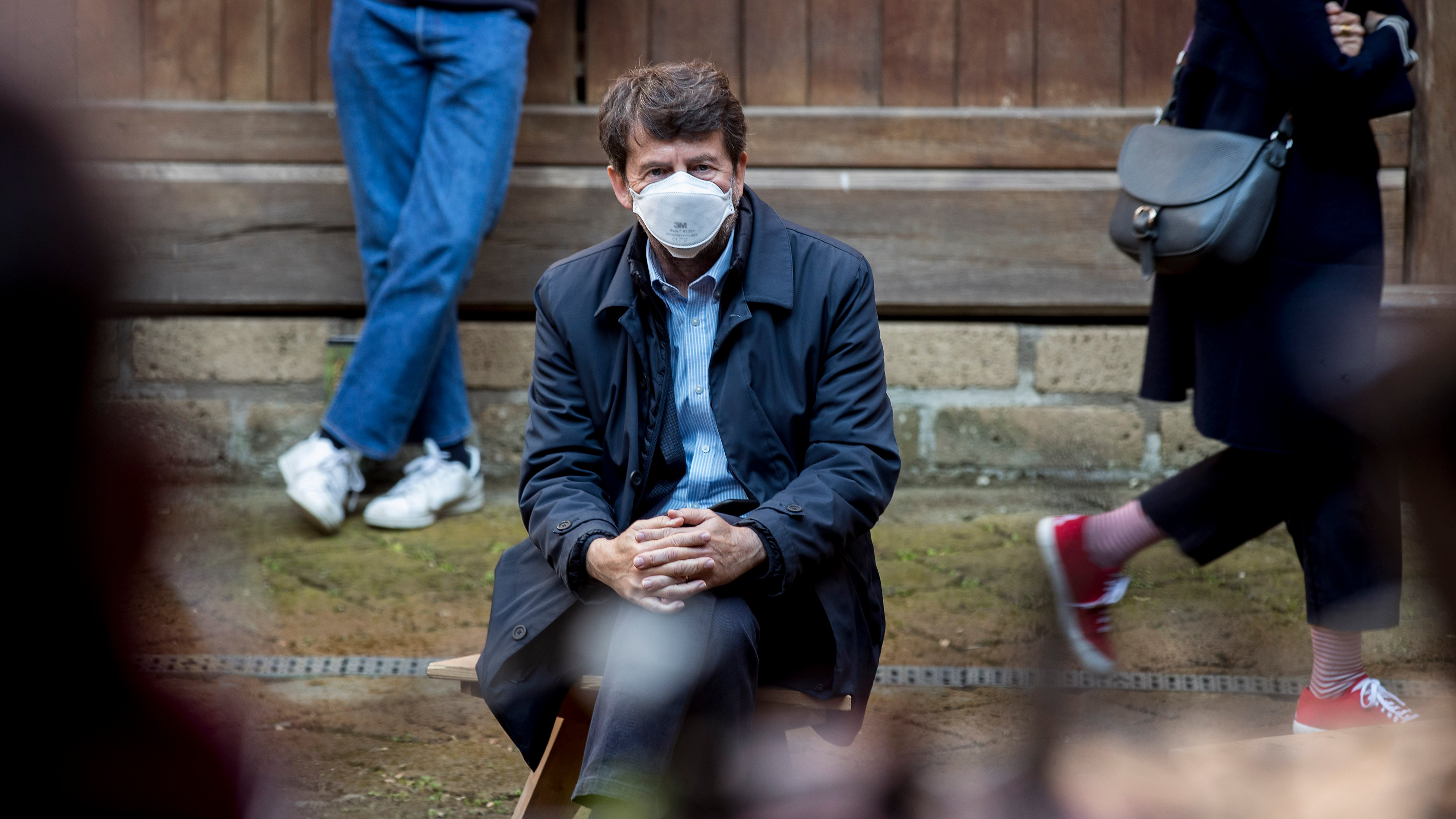 Artisti in piazza contro i calciatori. Franceschini: "Ora tutti uguali"