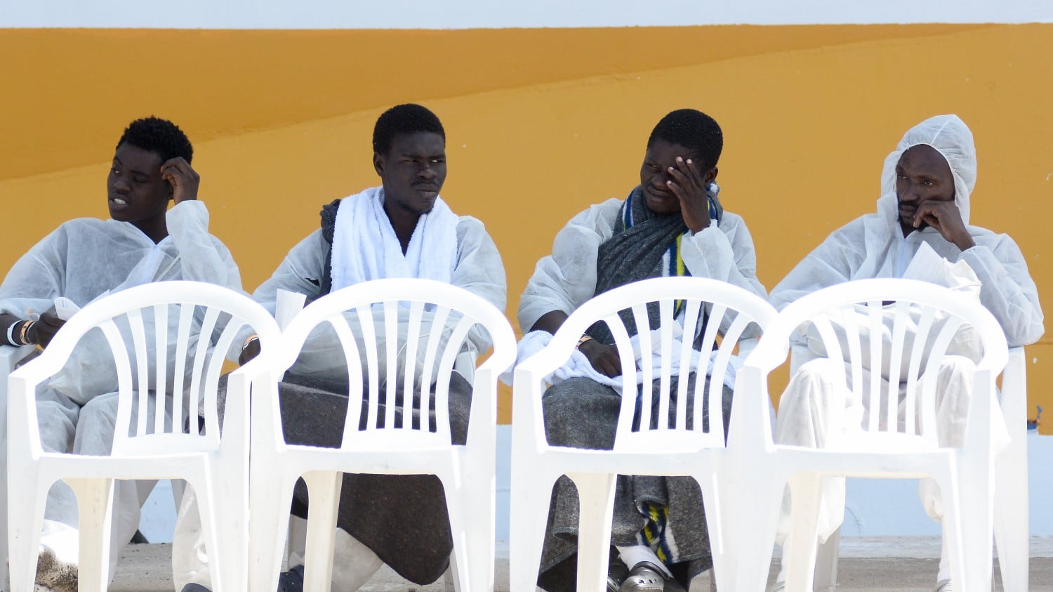Migranti in villa con piscina, i cittadini scatenano la rivolta