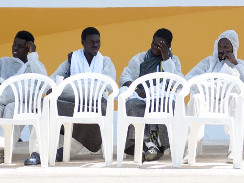 Migranti in villa con piscina, i cittadini scatenano la rivolta
