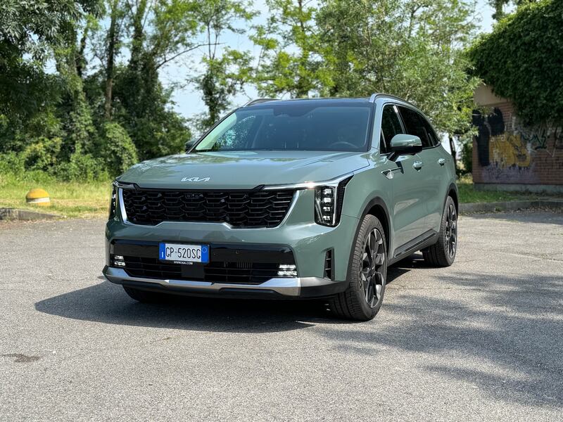 Kia Sorento 2024: guarda la gallery del rinnovato SUV da famiglia, anche Diesel 3